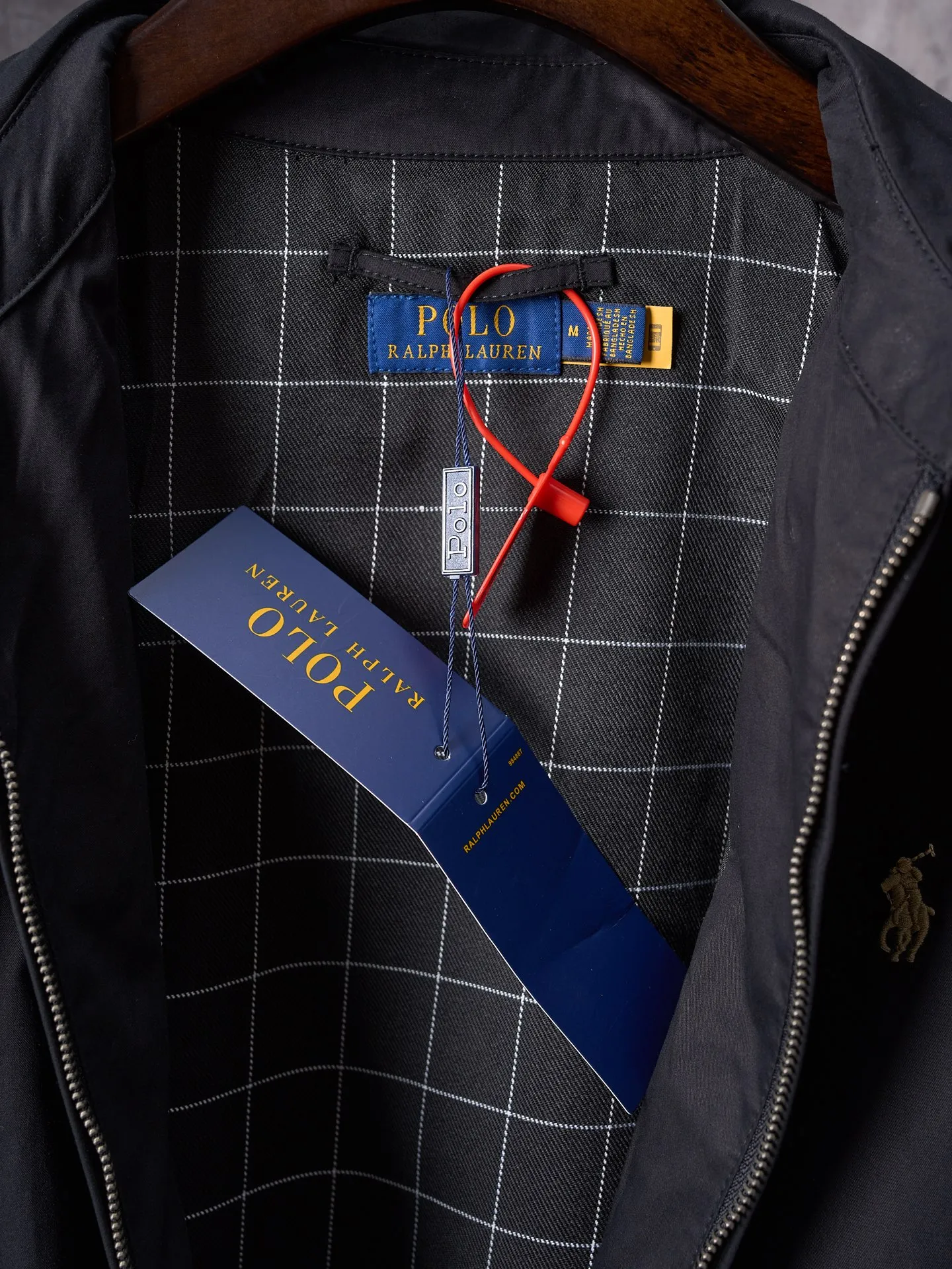 P490 Actual auction】Ralph Lauren/Ralph Lauren gold pony embroidered zipper lapel jacket [Ready stock] S M L XL custom-made cotton double-ply small diagonal elegant fabric, soft and silky, comfortable and close to the skin, with a pure black tone as the background. A touch of light gold pony logo embroidery is embellished on the chest, which is more dazzling because of the black background. Low-key and powerful. Subtle gloss changes inject breathing and vitality into the black jacket. Outline high-end silhouettes with extreme simplicity, show taste in silent places, universal adaptability to styles, use imported machine embroidery technology, use advanced computer control systems and precision mechanical components to achieve iconic pony embroidery operations, high precision, smooth and delicate lines, template machine bag opening, preset templates to guide the position, shape and size of the bag opening, accuracy ensures the quality of the bag opening effect, infrared positioning cutting machine to achieve precise positioning of materials through infrared transmitters and infrared receivers The precision can reach the micron level, thereby meeting the effect of high-precision cutting of plaid alignment. The fabrics have been carefully washed and have a better hand feel. They are not easy to deform, shrink or fade. They maintain long-term beauty and loose fit.